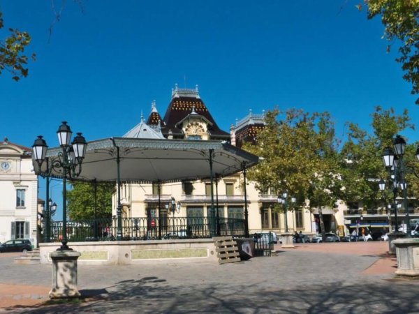 kiosque robert batailly place ambroise courtois lyon