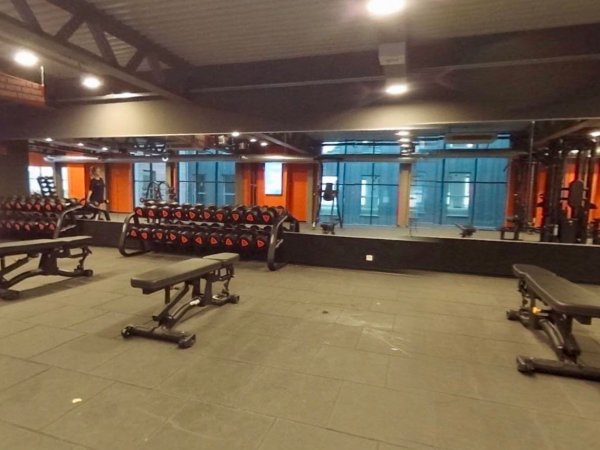 espace entrainement levee de poids salle de sport basic fit lyon 8