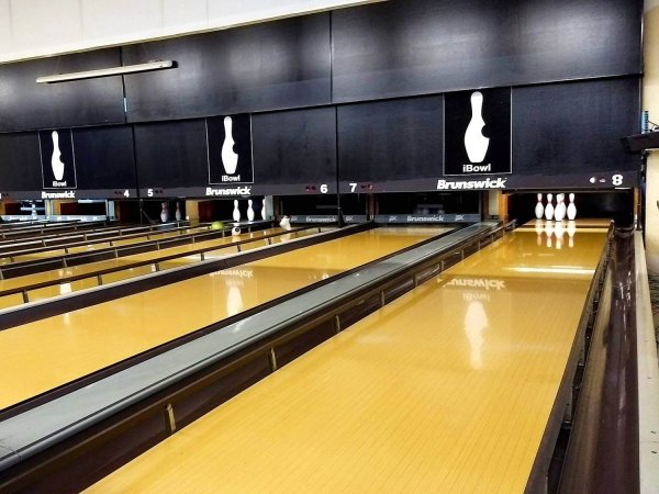 vue rapprochee des 8 pistes du bowling ibowl a lyon
