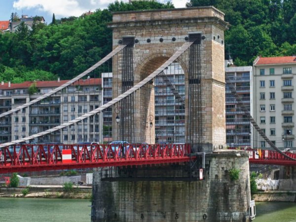 imposant pilier de pierre de la passerelle masaryk