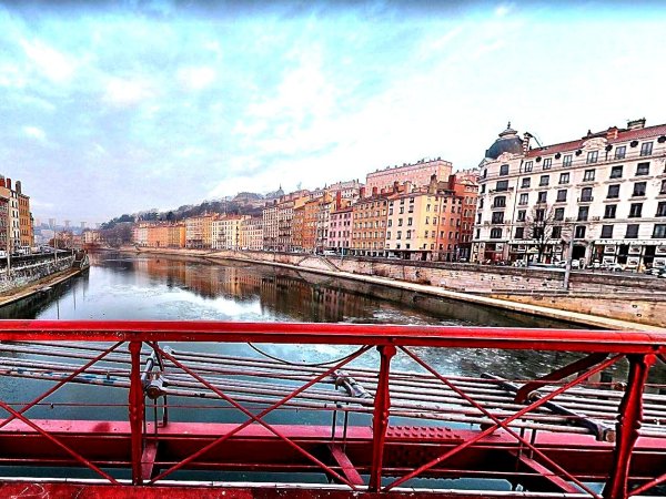 vue sur la saone et les quais depuis passerelle saint vincent