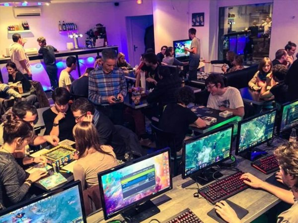 jeux reseau et jeux societe bar gaming arcaneum villeurbanne