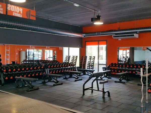 espace entrainements poids salle de sport basic fit de vaise