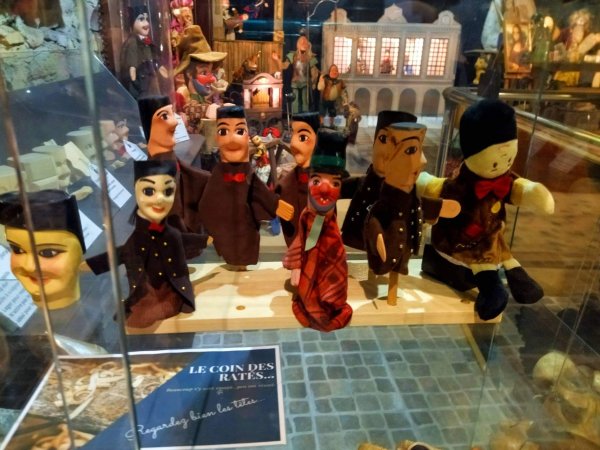 le coin des figurines ratees dans le petit musee de guignol a lyon