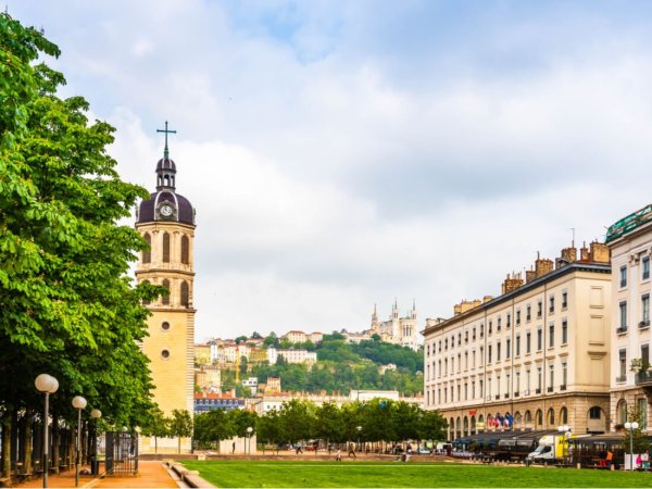 vue sur cathedrale notre dame fourviere depuis place antonin poncet