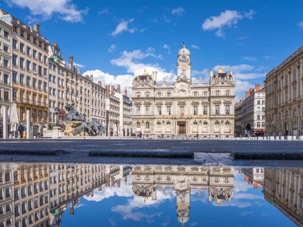 reflet hotel de ville dans un miroir eau place des terreaux a lyon