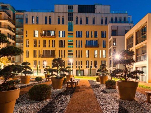 cour interieure avec bancs et jardin zen au lagrange appart hotel de lyon lumiere