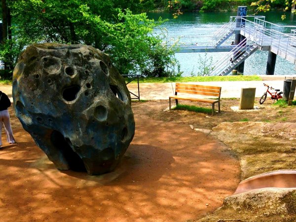 le meteorite du parc le genialithe a lyon