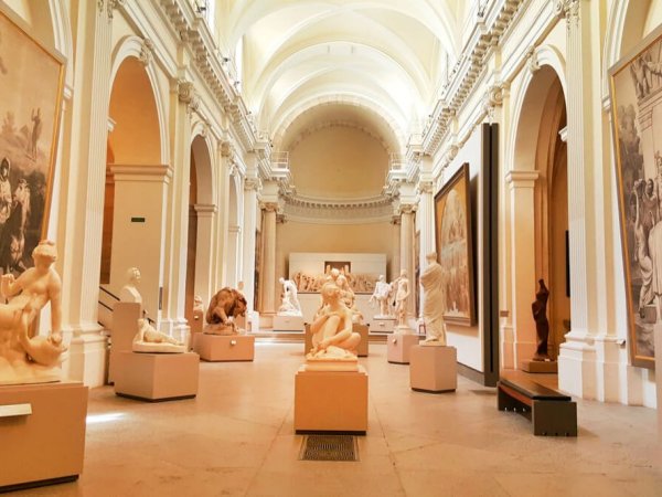 sculptures dans une des galleries du musee des beaux arts a lyon