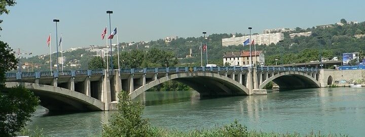 drapeaux flottants sur pont pasteur lyon