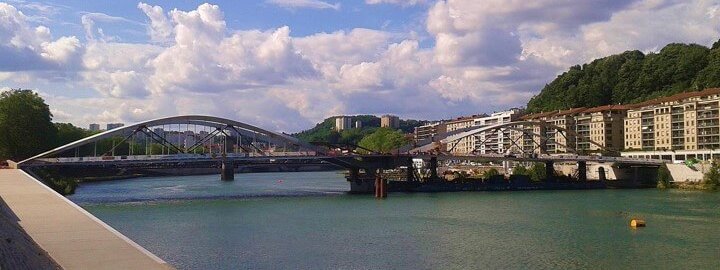 vue ensemble sur le pont schuman a lyon