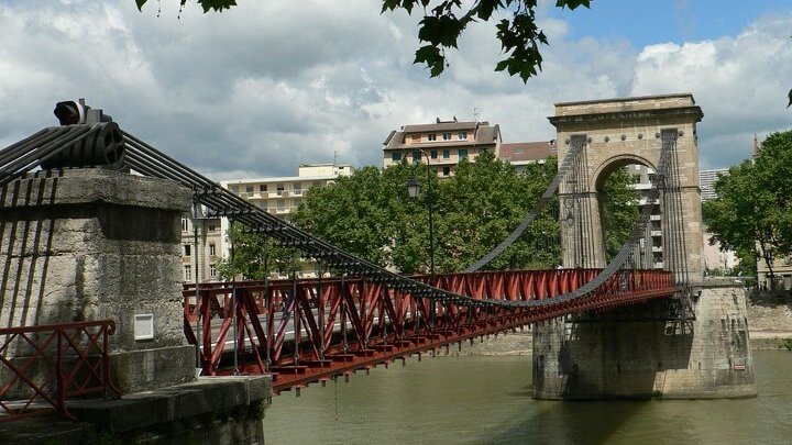 la passerelle masaryk au dessus de la saone