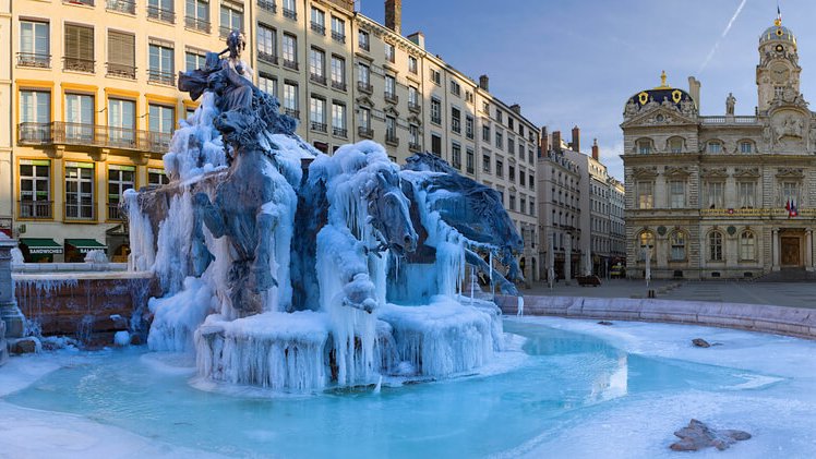 fontaine bartholdi glacee hiver place des terreaux lyon