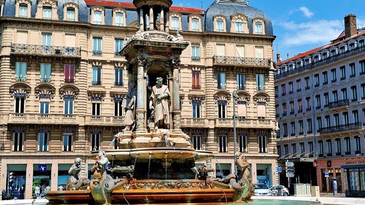 vue detaillee de la fontaine de la place des jacobins a lyon