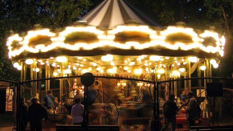 manege ancien illumine de nuit grand carroussel du parc de la tete or