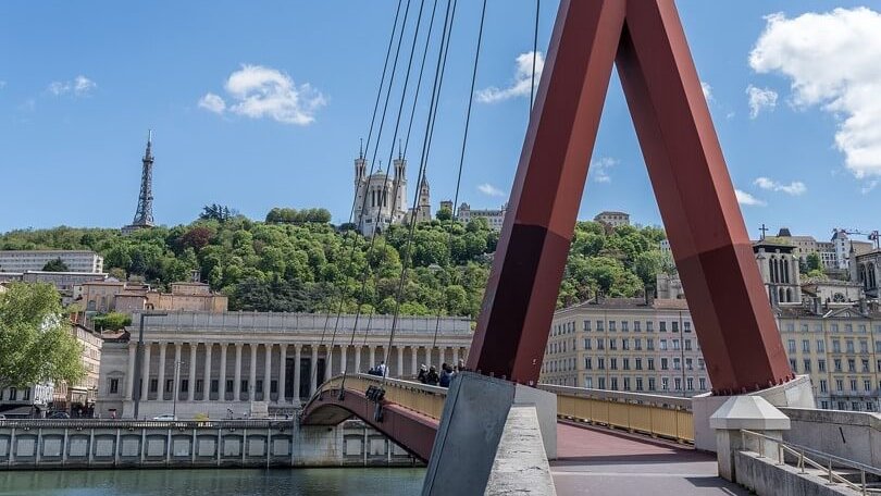 mat et cables tendus passerelle pietonne palais de justice lyon