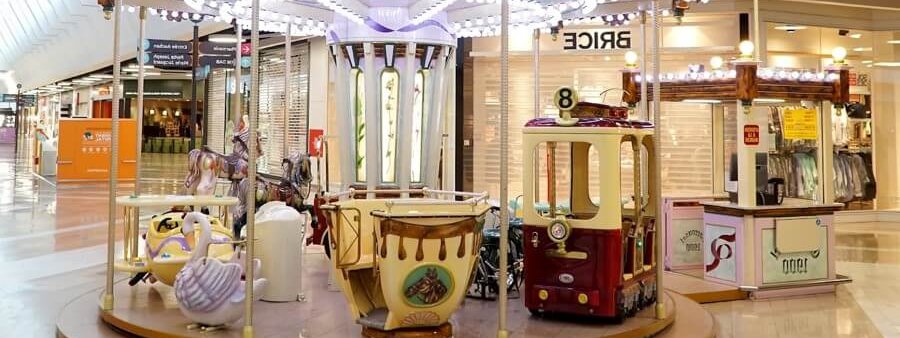 carrousel pour enfants zig zag dans le centre commercial auchan portes des alpes a saint priest