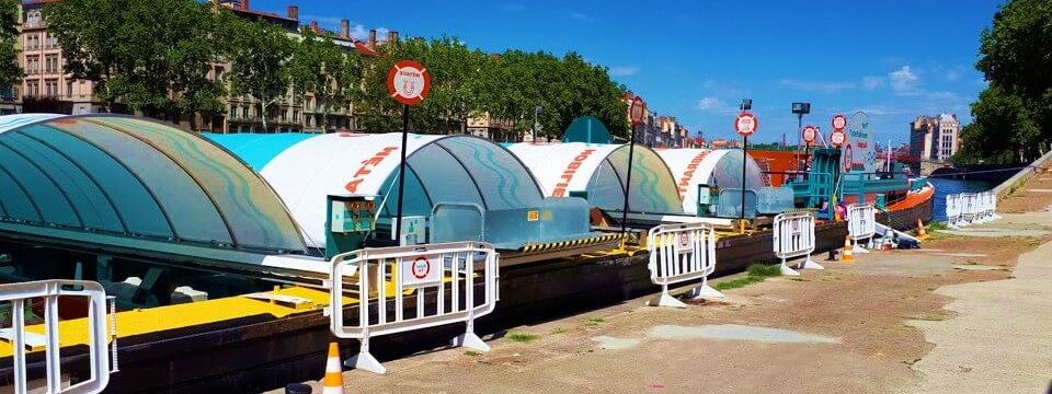 decheterie fluviale de lyon 5 amarree sur les quais de saone