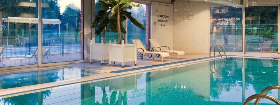 piscine interieure chauffee avec plage et transats dans l hotel mercure l lisle d abeau