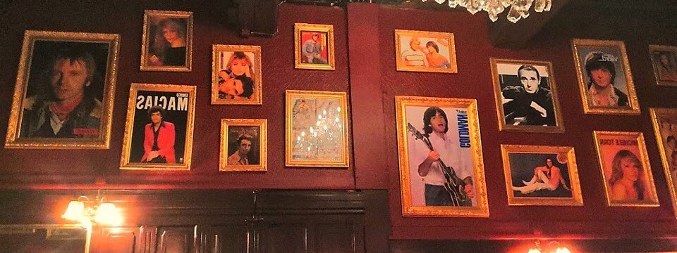 decoration murale avec affiches de chanteurs de variete dans le bar idole des jeunes a lyon