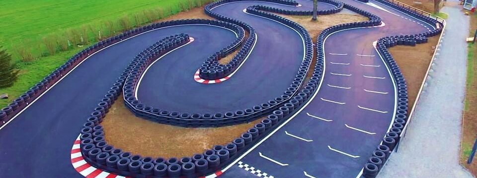 vue plongeante sur piste de karting de kart origins a corbas