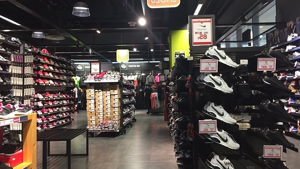 rayon chaussures running du magasin go sport de lyon dans le centre commercial confluence