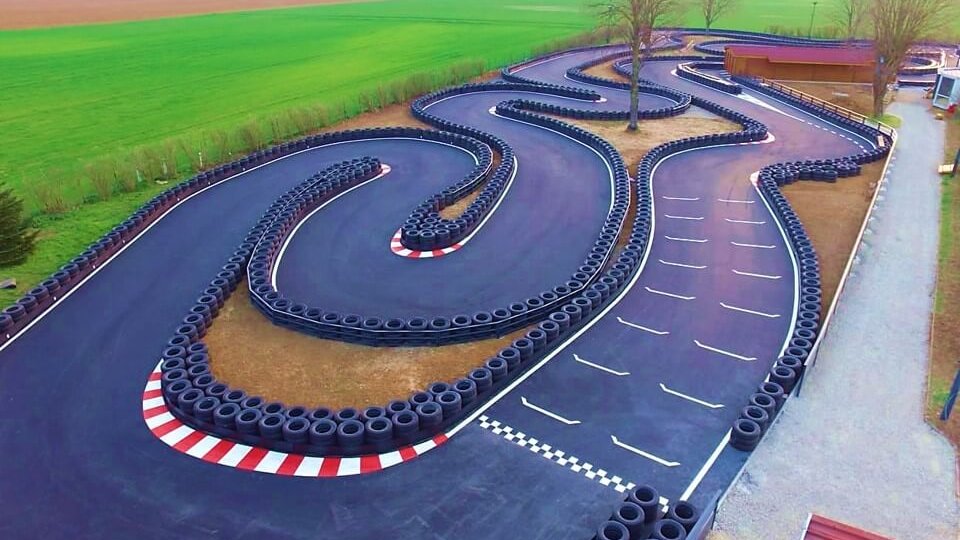 vue plongeante sur piste de karting de kart origins a corbas