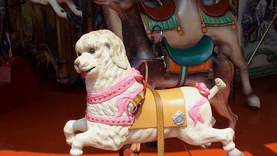 figurine ancienne en forme de chien sur grand carroussel du parc de la tete or