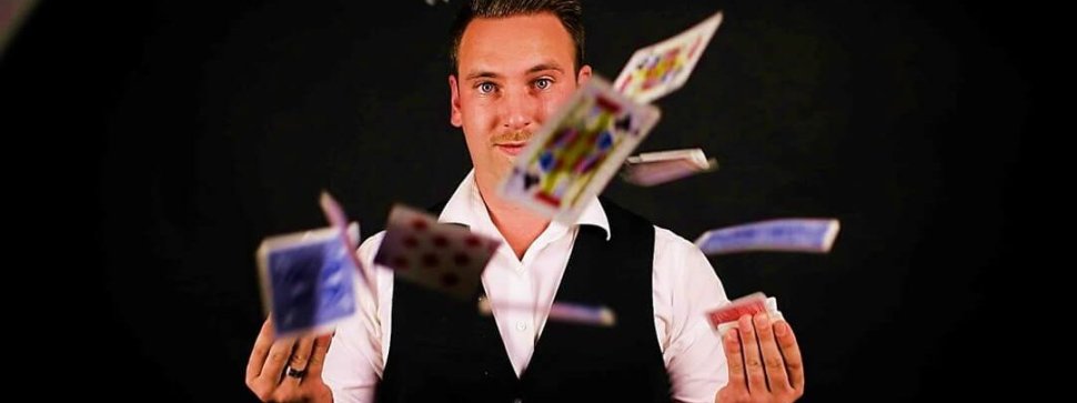 le magicien lyonnais jeremy allimann realise un tour de cartes