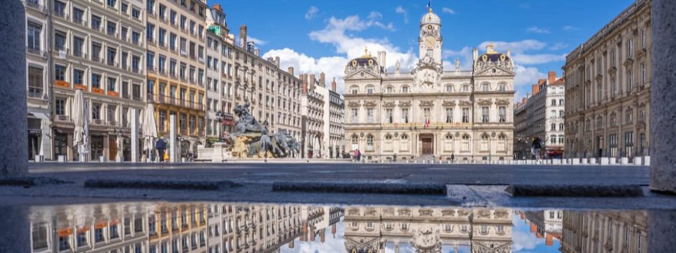 reflet hotel de ville de lyon depuis plan eau place des terreaux