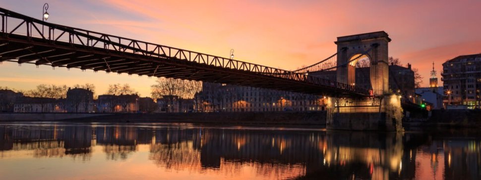 passerelle masaryk au coucher du soleil