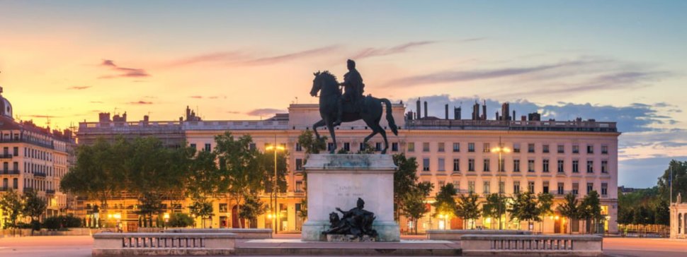 place bellecour au coucher du soleil