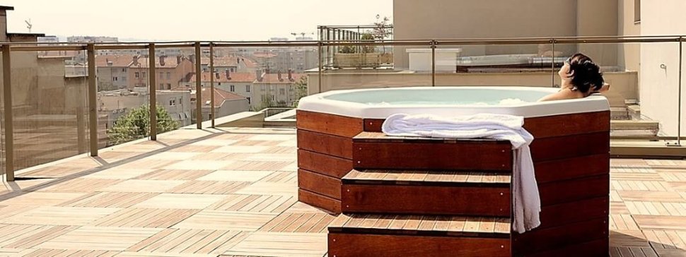 jacuzzy exterieur sur terrasse en bois au lagrange appart hotel de lyon lumiere