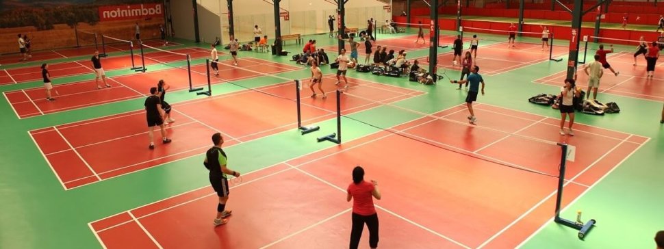 terrains de badminton dans le parc de loisirs indoor we are sports lyon