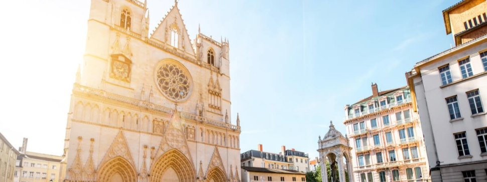 primatiale saint jean baptiste de lyon au lever du soleil