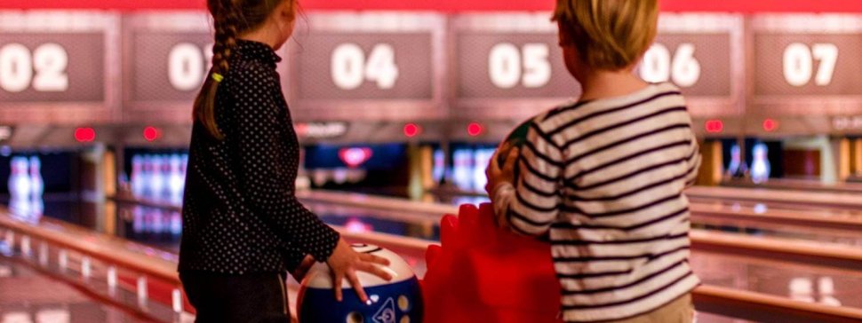 des enfants qui jouent au bowling chez onlybowling lyon la cotiere