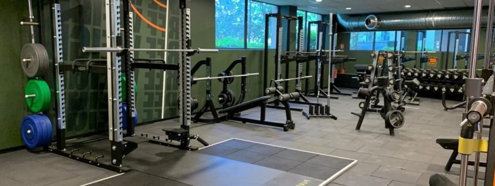 appareils lever de poids salle de sport basic fit lyon gerland