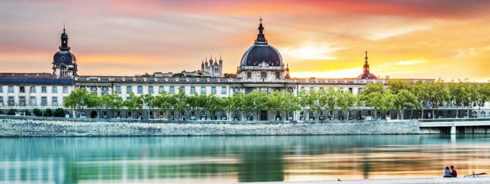 le grand hotel dieu a lyon vu depuis les quais au coucher du soleil