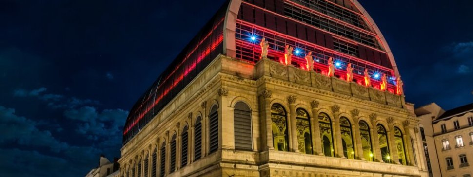 edifice opera lyon illumine la nuit