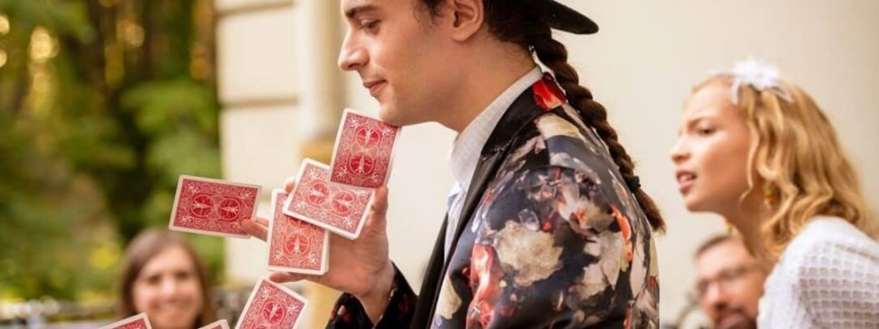 le magicien lyonnais lou malaurant realise un tour de cartes
