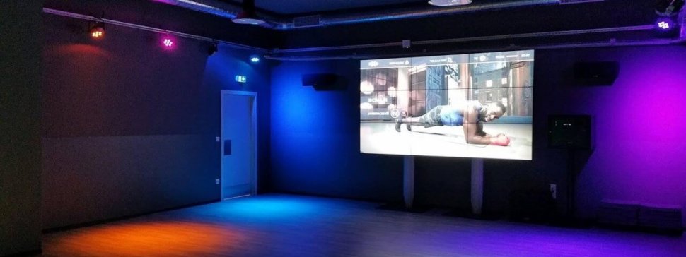 cours virtuels sur grand ecran salle de sport basic fit de vaise