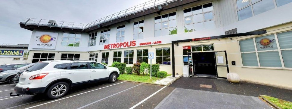 devanture et parking du metropolis bowling laser a lyon