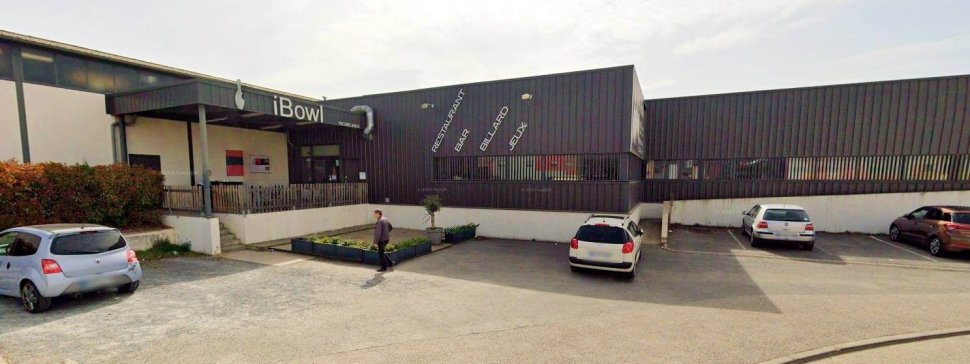 devanture et parking du bowling ibowl a lyon