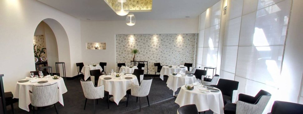 salle tables dressees restaurant etoile le gourmet de seze lyon