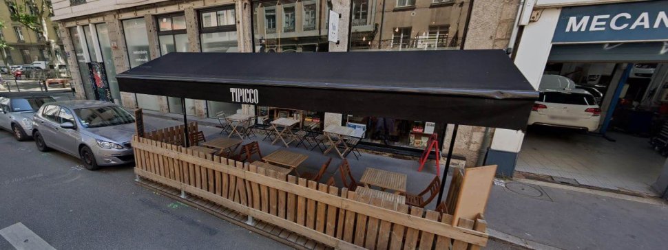 devanture et terrasse en bois du restaurant epicerie italien tipicco