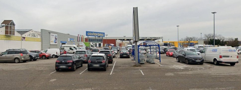 entree parking castorama lyon bron