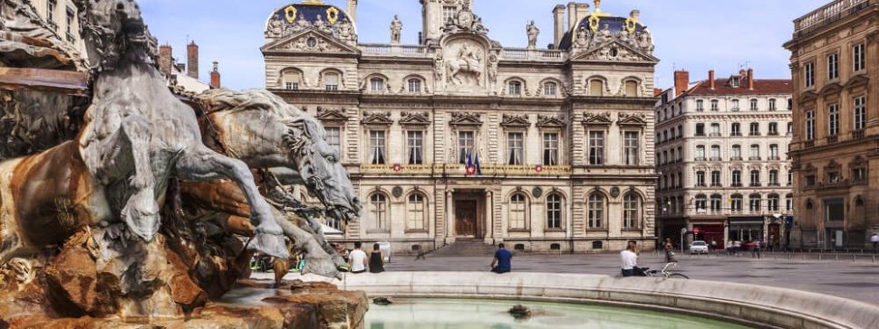 vue hotel ville fontaine bartholdi place des terreaux lyon