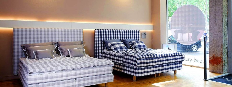 showroom de la boutique luxury bed a lyon presentant deux lits aux motifs vichy