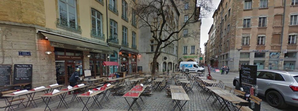 belle terrasse pavee bouchon chez louise lyon