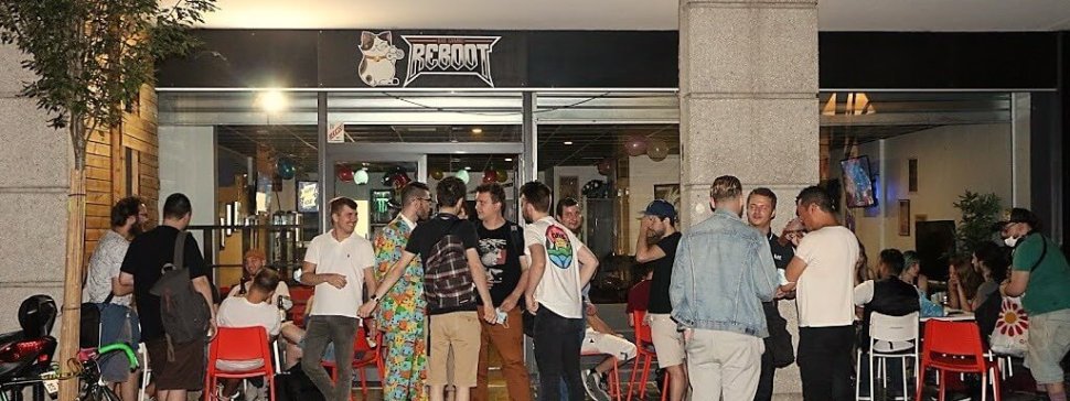 de nombreux jeunes lyonnais se retrouvent sur la terrasse du bar gaming le reboot a lyon